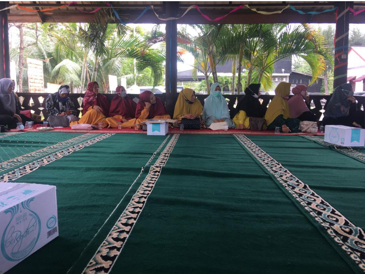 DOSEN KEPERAWATAN KELUARGA USK, CAMAT DAN KETUA PKK KECAMATAN MEURAXA LIBATKAN PERAN KELUARGA DALAM PERCEPATAN VAKSINASI COVID-19